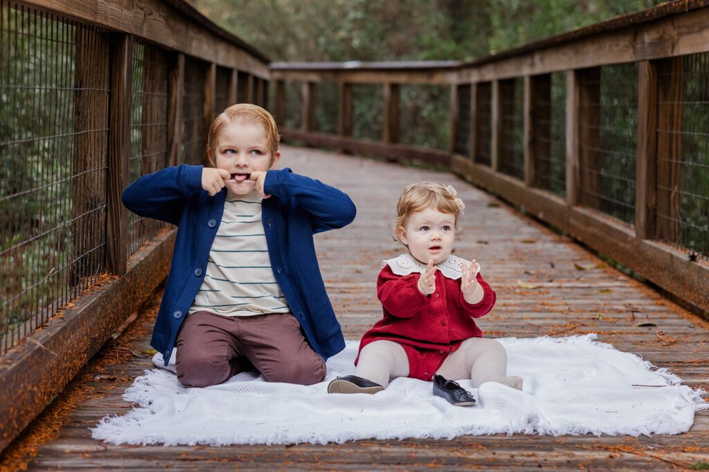 Pensacola photographer captures children playing during photo session